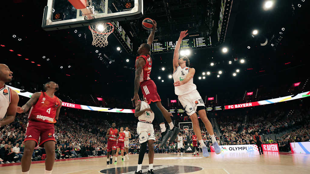 Isiaha Mike beim Dunk