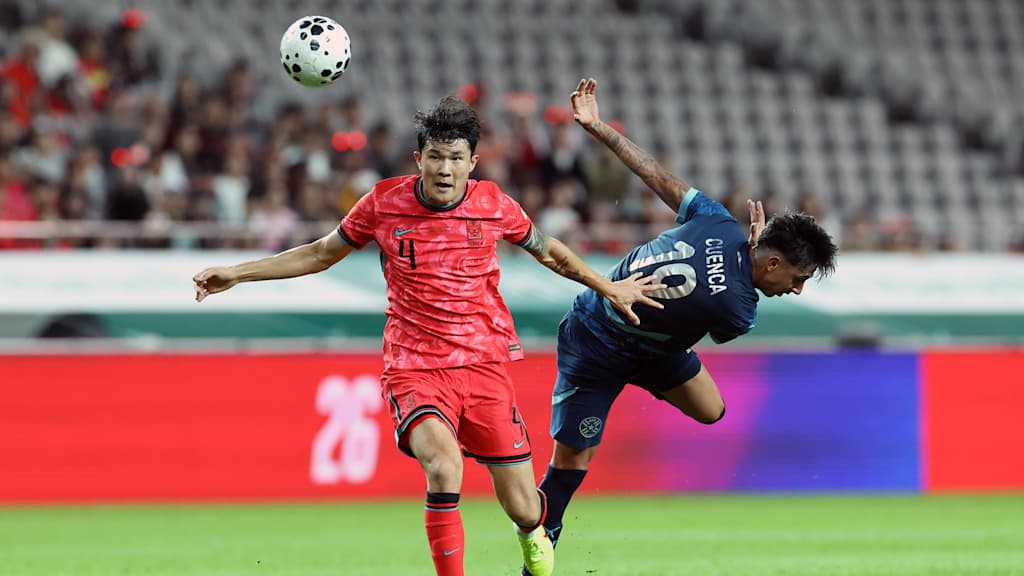 Minjae Kim (Südkorea) im Zweikampf mit seinem Gegenspieler von Paraguay