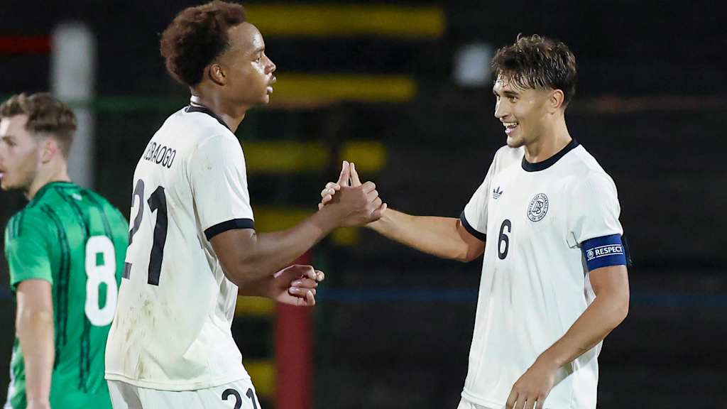 Tom Bischof schlägt mit dem Torschützen Ouedraogo bei der deutschen U21 ein.