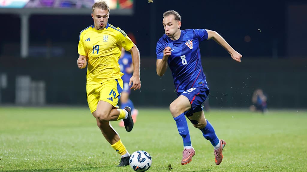 Lovro Zvonarek schießt im Spiel gegen die Türkei.
