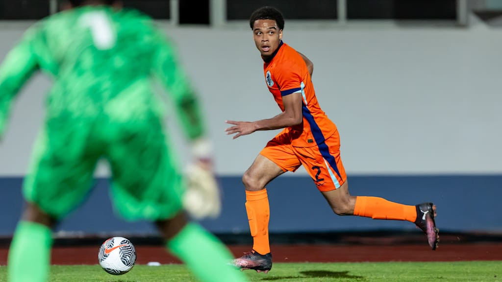 Chivano Wijks am Ball für die niederländische Nationalmannschaft.