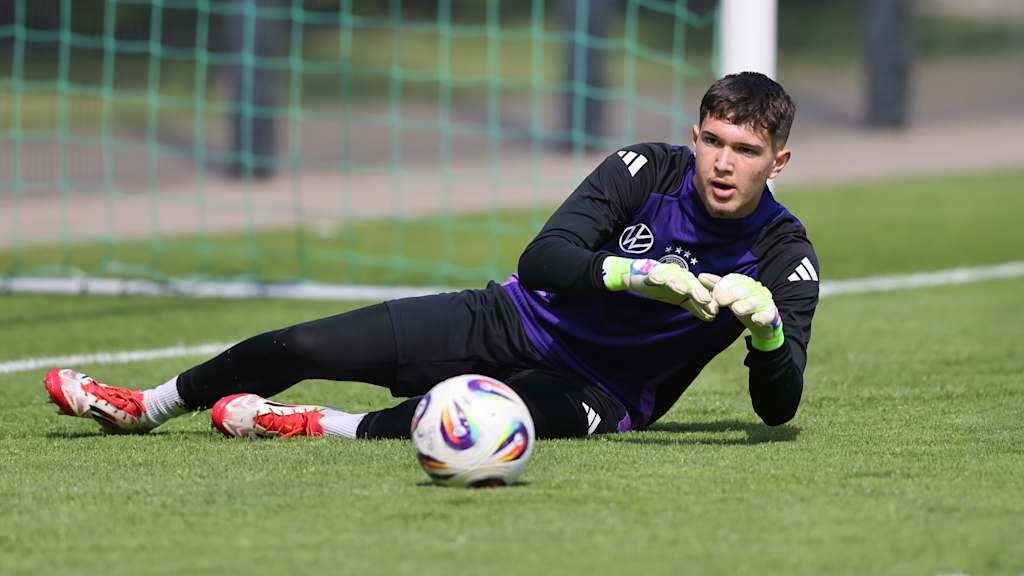 David Podar-Stiube pariert einen Ball während eines Trainings.