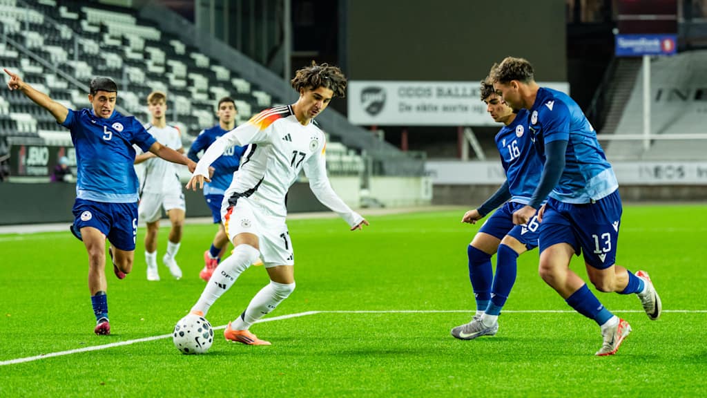 Adin Ličina im Dribbling gegen zwei Verteidiger Armeniens.