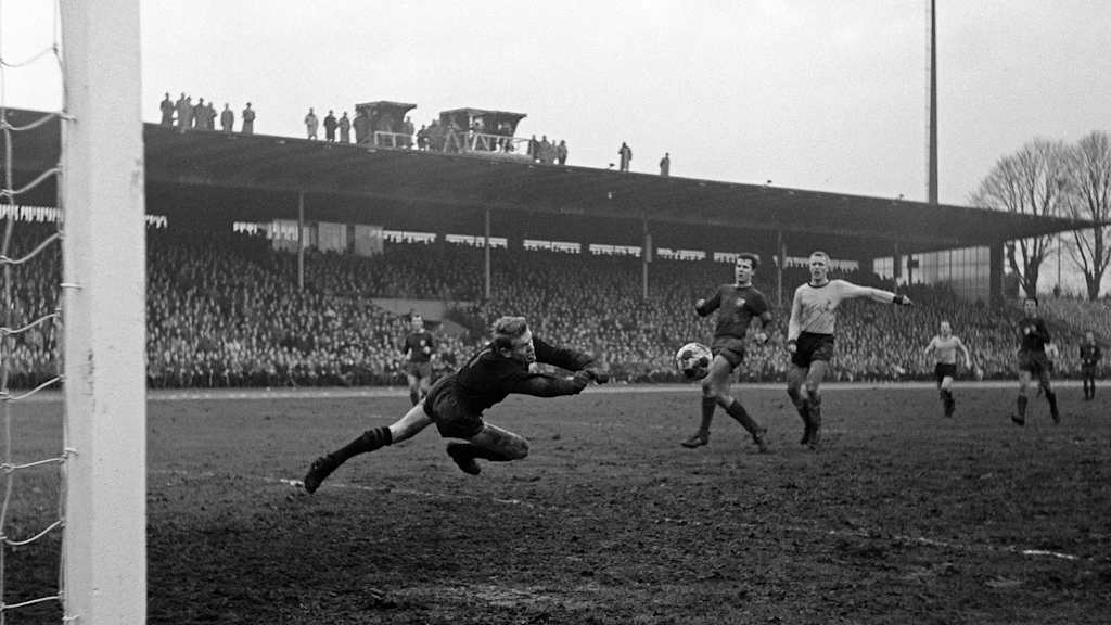 Torwart Sepp Maier hechtet sich im Stadion Rote Erde nach einem Schuss des Dortmunders Siggi Held.
