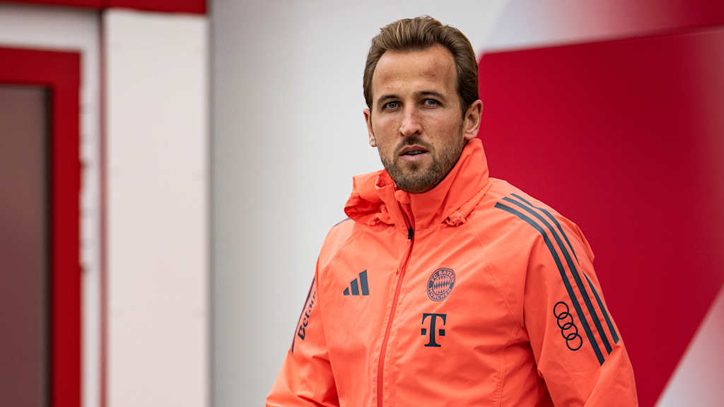 Harry Kane betritt den Trainingsplatz in orangener Trainingskleidung