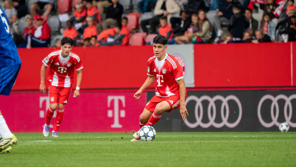 Felipe Chávez führt den Ball in der Spielstätte am Campus.