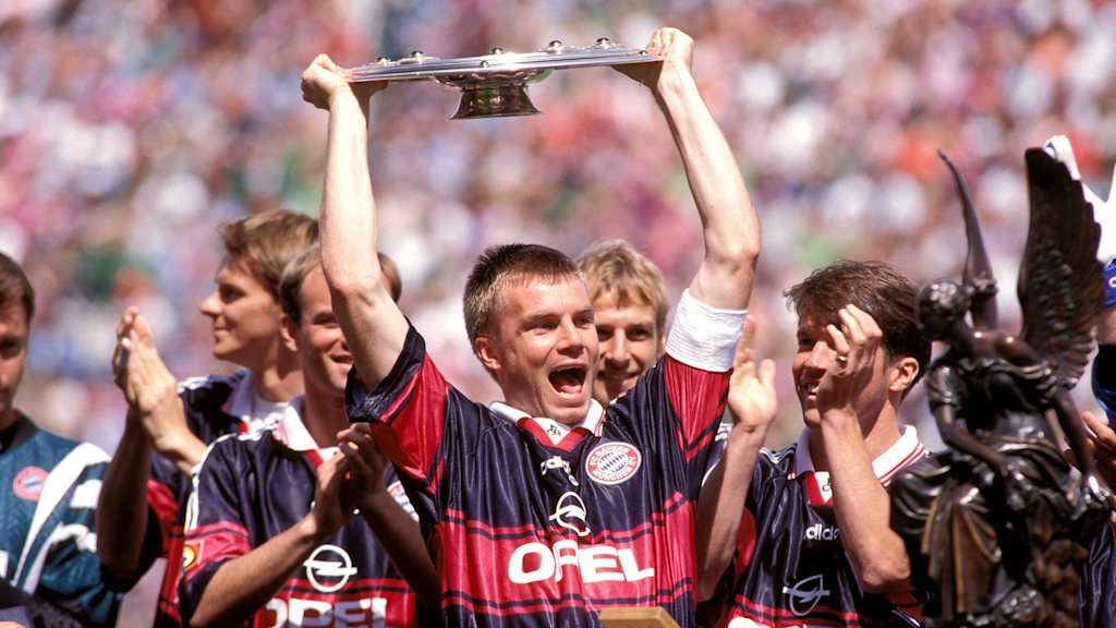 Titelsammler: Thomas Helmer mit der Meisterschale 1997.