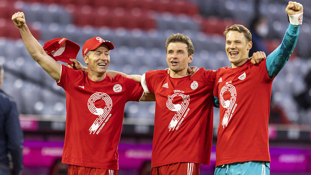 Robert Lewandowski, der 9er mit der 9. Meisterschaft hintereinander – und mit Thomas Müller und Manuel Neuer.