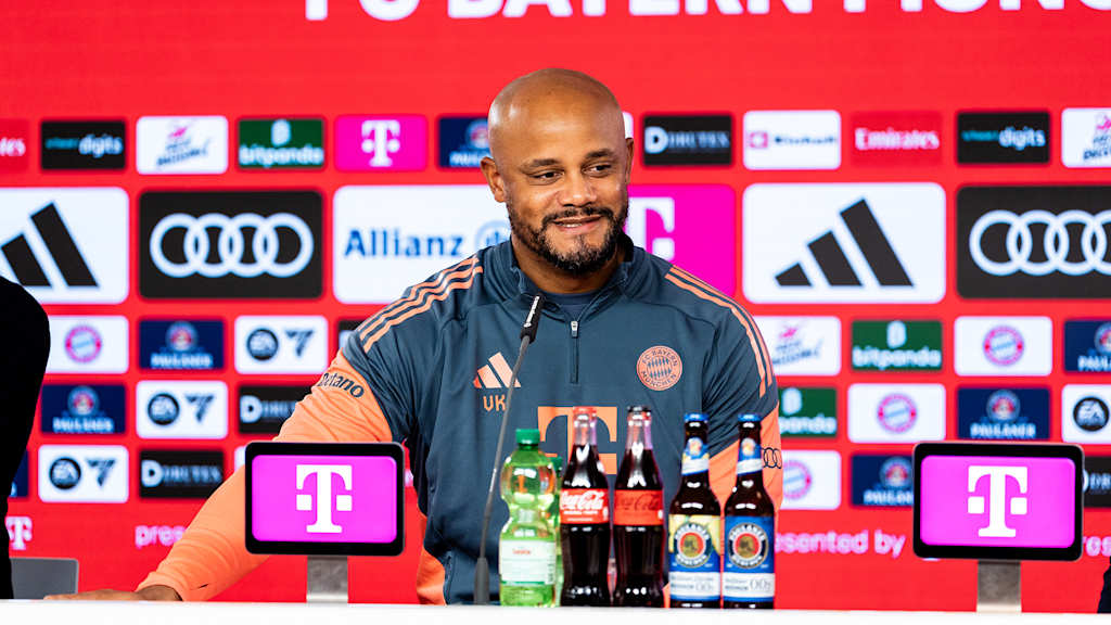 Vincent Kompany beobachtet das Training des FC Bayern