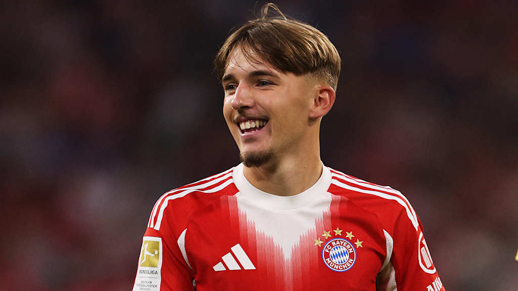 Lennart Karl lachend im Trikot des FC Bayern