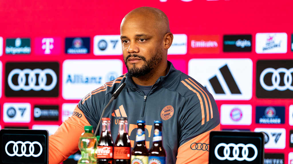 FC Bayern-Trainer Vincent Kompany spricht auf der Pressekonferenz vor dem Topspiel gegen Borussia Dortmund.