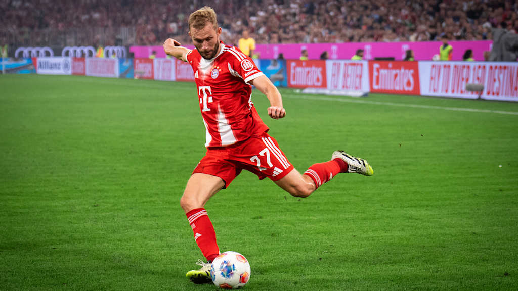 Konrad Laimer setzt in der Allianz Arena zum Schuss an