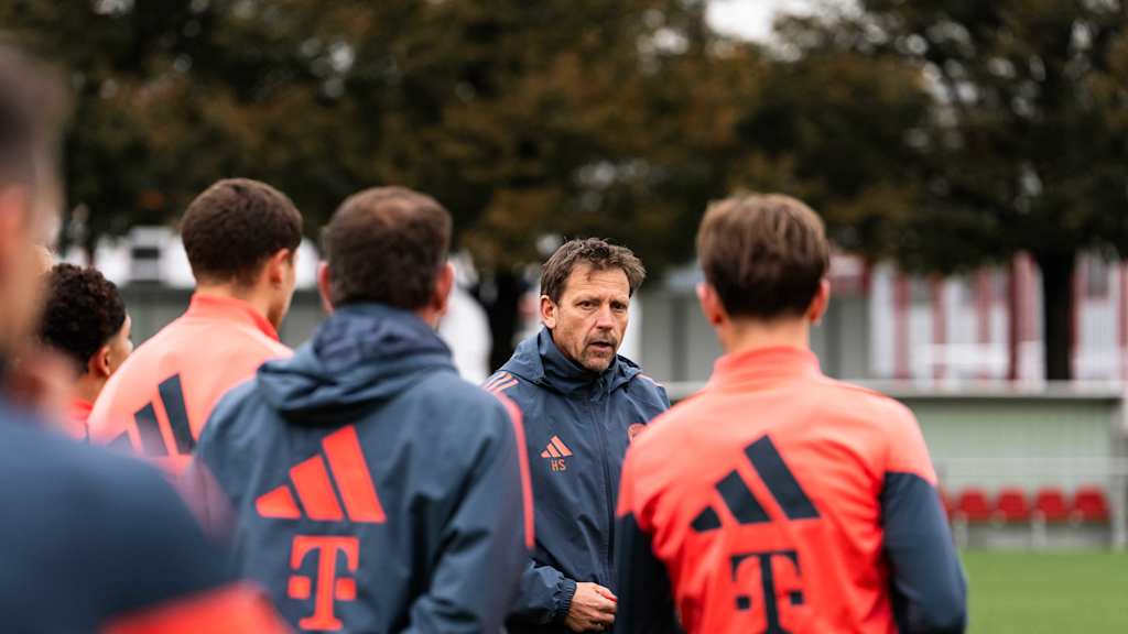 Benno Schmitz und die Amateure wärmen sich auf dem Platz auf.