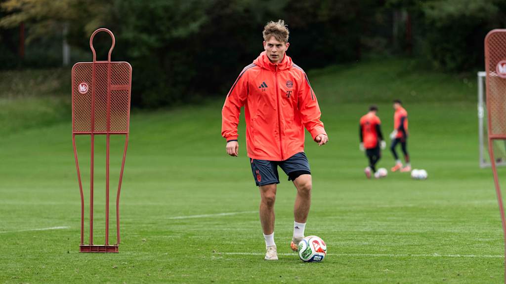Anton Heinz kickt im Training den Ball.