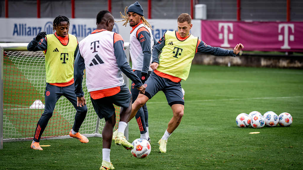 Joshua Kimmich im Zweikampf mit Nicolas Jackson im Training des FC Bayern vor dem Spitzenspiel gegen Dortmund