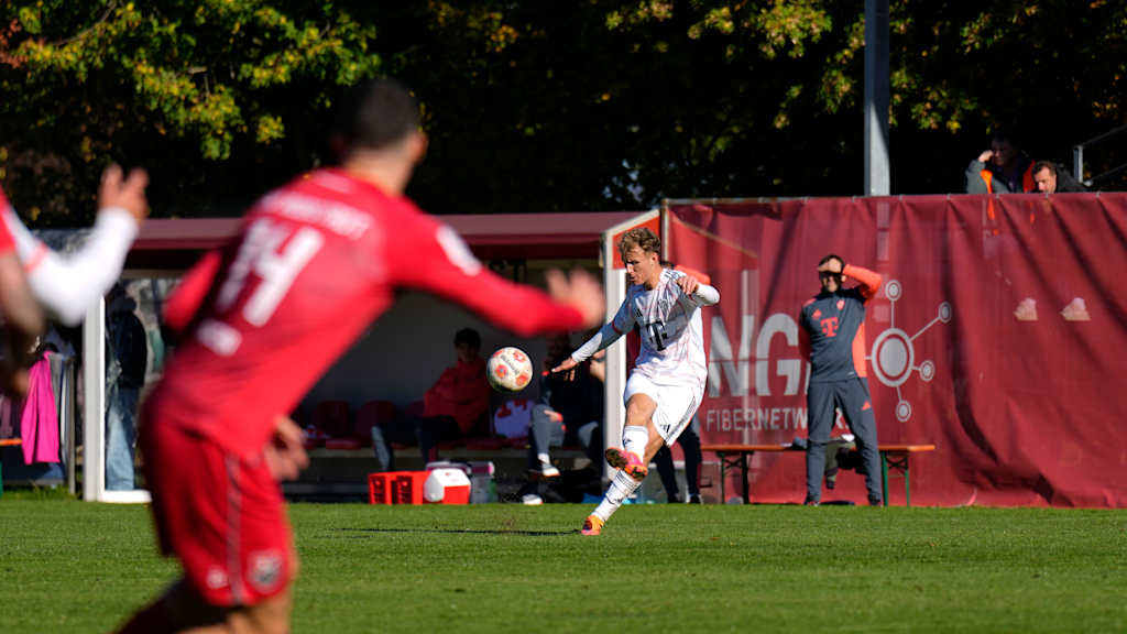 Kurt Rüger schlägt einen Ball in Aubstadt.