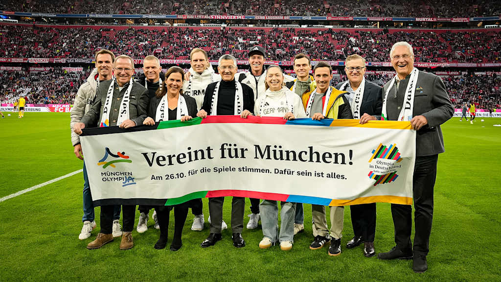 Herbert Hainer, Jan-Christian Dreesen, Gina Lückenkemper und weitere Personen halten einen Banner anlässlich Münchens Bewerbung für die Olympischen Sommerspiele