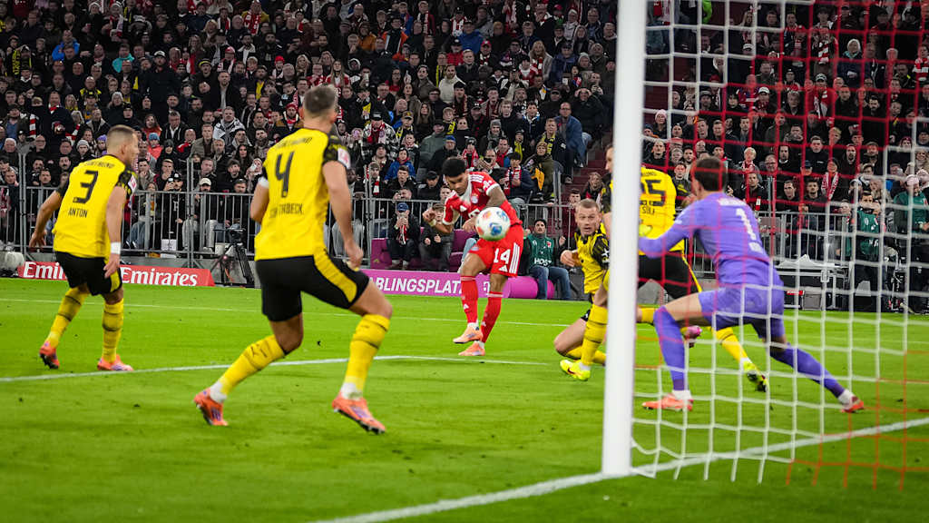 Luis Díaz beim Abschluss während des Bundesliga-Heimspiels des FC Bayern gegen Borussia Dortmund