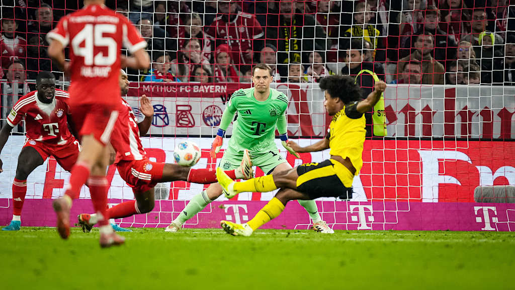 Karim Adeyemi beim Torschuss während des Bundesliga-Heimspiels des FC Bayern gegen Borussia Dortmund