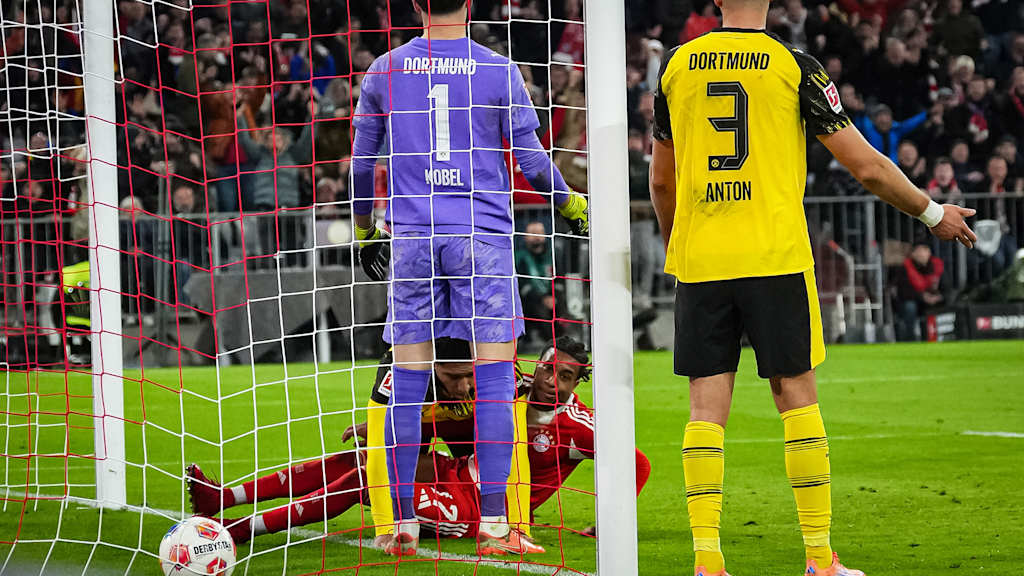 Michael Olise drückt die Kugel zum 2:0 über die Linie Aleksandar Pavlović, Michael Olise und Co jubeln während des Bundesliga-Heimspiels des FC Bayern gegen Borussia Dortmund