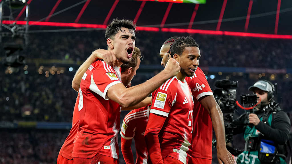Aleksandar Pavlović, Michael Olise und Co jubeln während des Bundesliga-Heimspiels des FC Bayern gegen Borussia Dortmund