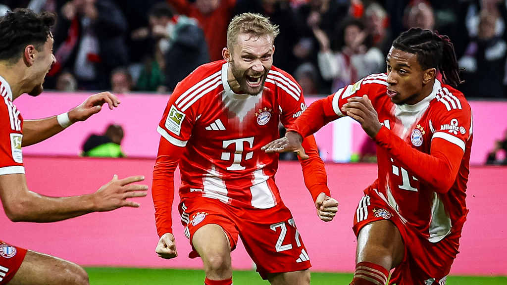 Konrad Laimer jubelt mit Michael Olise während des Heimspiels des FC Bayern in der Bundesliga gegen Borussia Dortmund
