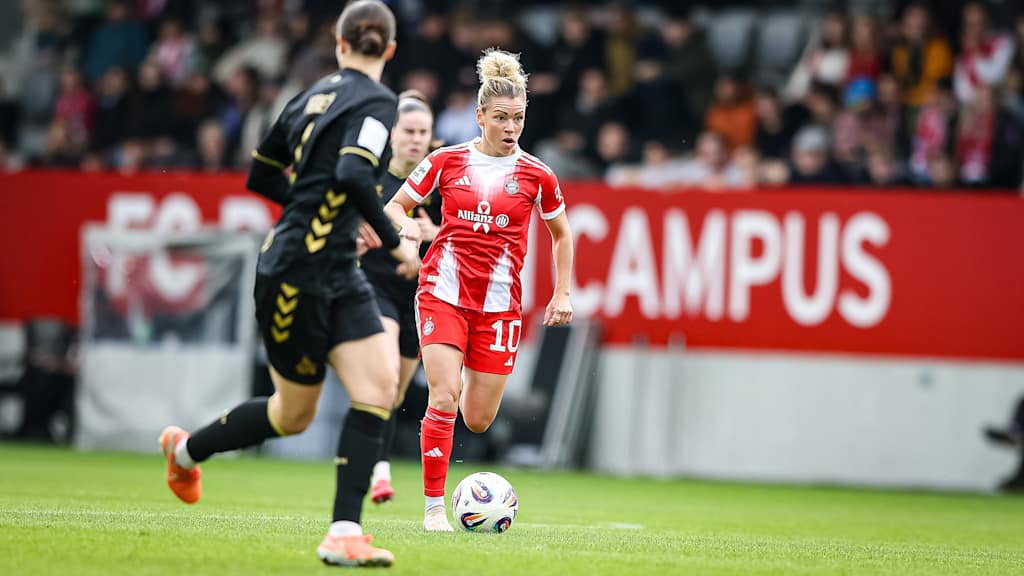 Linda Dallmann mit Ball am Fuß während des Heimspiels der FC Bayern Frauen in der Google Pixel Frauen-Bundesliga gegen den 1. FC Köln