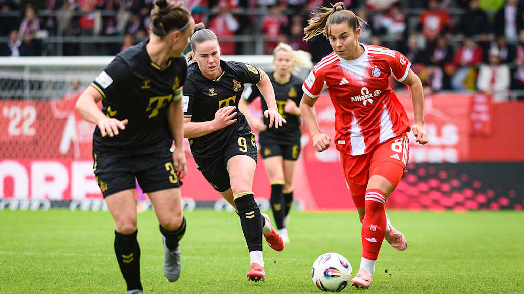Lena Oberdorf mit Ball am Fuß während des Heimspiels der FC Bayern Frauen in der Google Pixel Frauen-Bundesliga gegen den 1. FC Köln