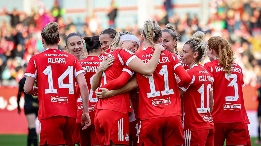 Die FC Bayern Frauen jubeln im Heimspiel in der Google Pixel Frauen-Bundesliga gegen den 1. FC Köln