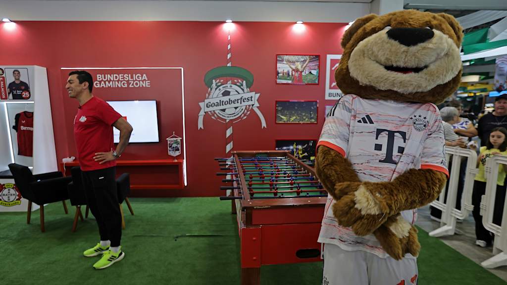 Lucio neben dem FC Bayern-Maskottchen Berni.