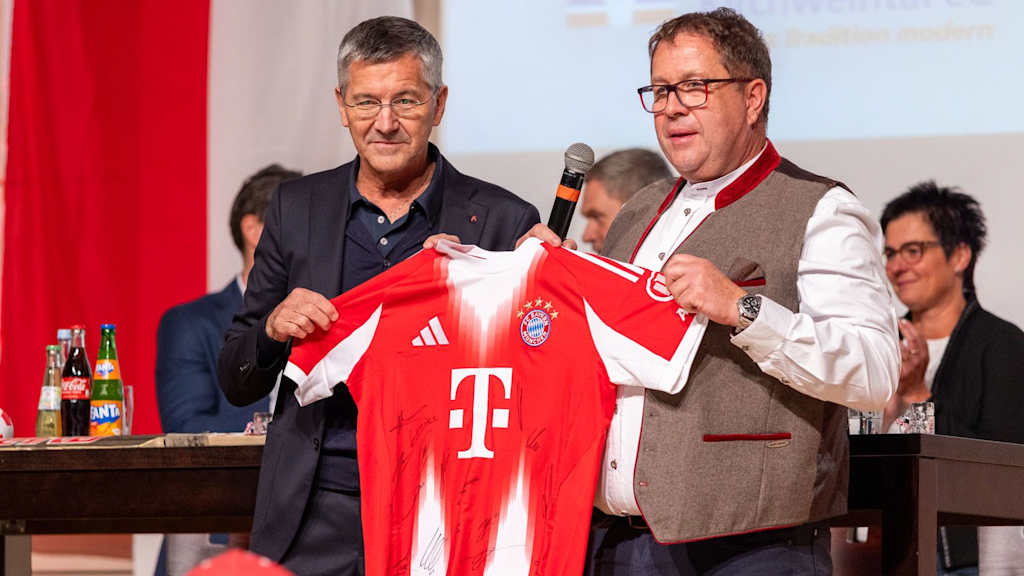 Herbert Hainer with Bayern fans