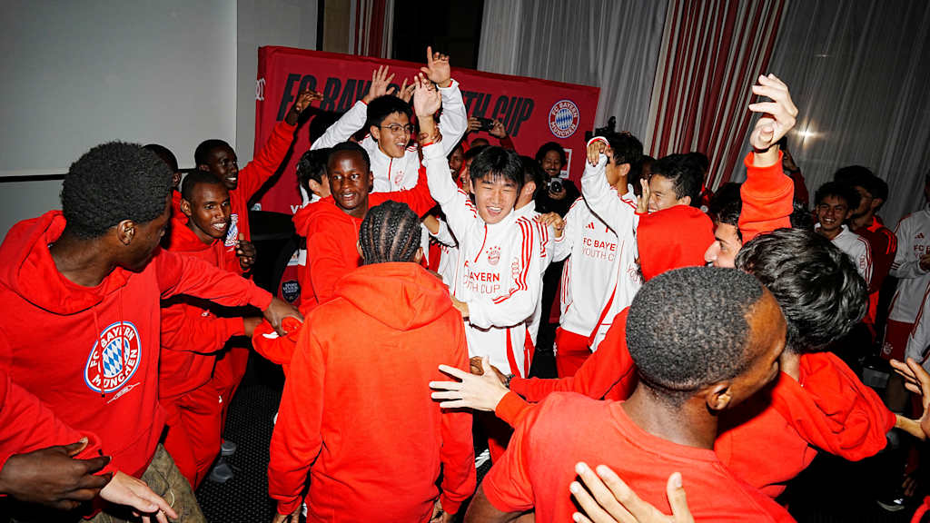 Die Spieler feiern bei der After-Game-Party.