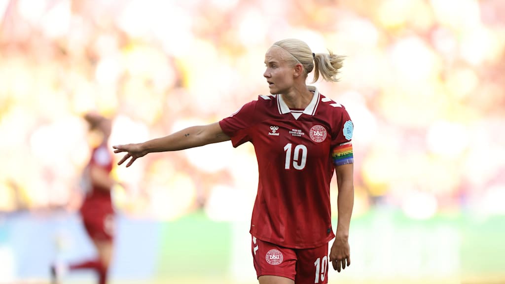 Pernille Harder gibt Anweisungen im Trikot der dänischen Nationalelf.