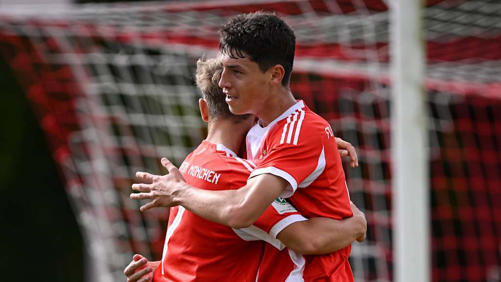 Raphael Pavić jubelt für die FC Bayern U17.