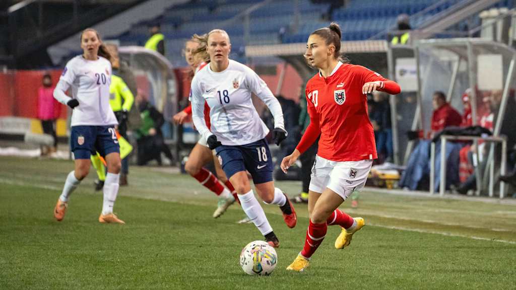 Katharina Naschenweng dribbelt im Trikot der österreichischen Nationalelf.