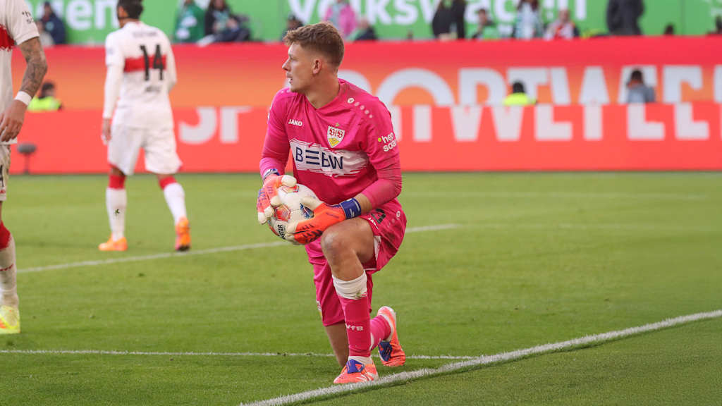 Alexander Nübel hält den Ball fest in der Hand.