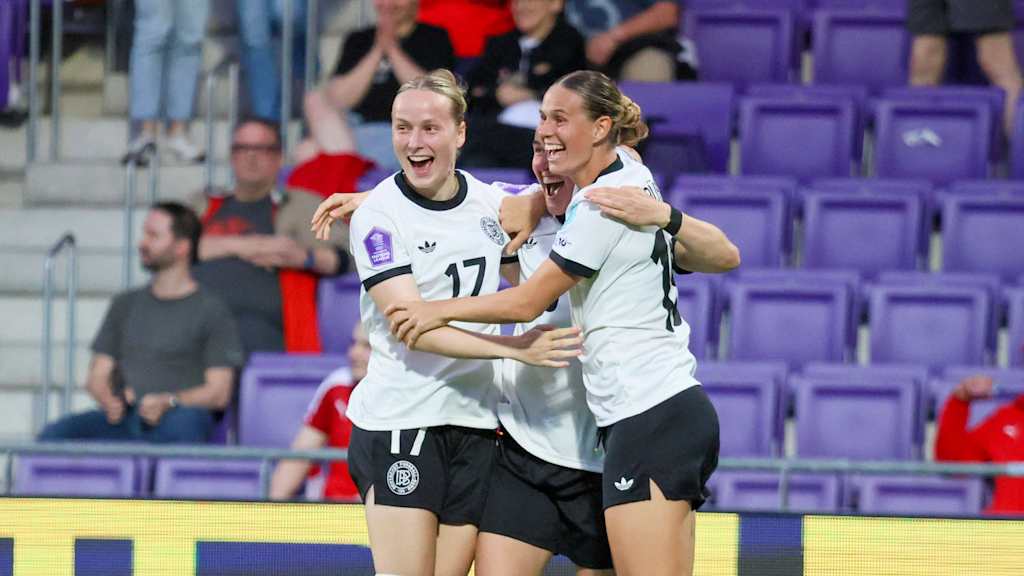 Lea Schüller bejubelt ein Tor bei der Europameisterschaft in der Schweiz.
