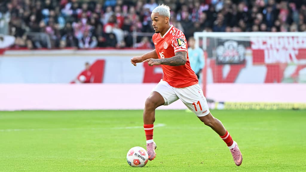 Armindo Sieb dribbelt im Trikot des 1. FSV Mainz 05.