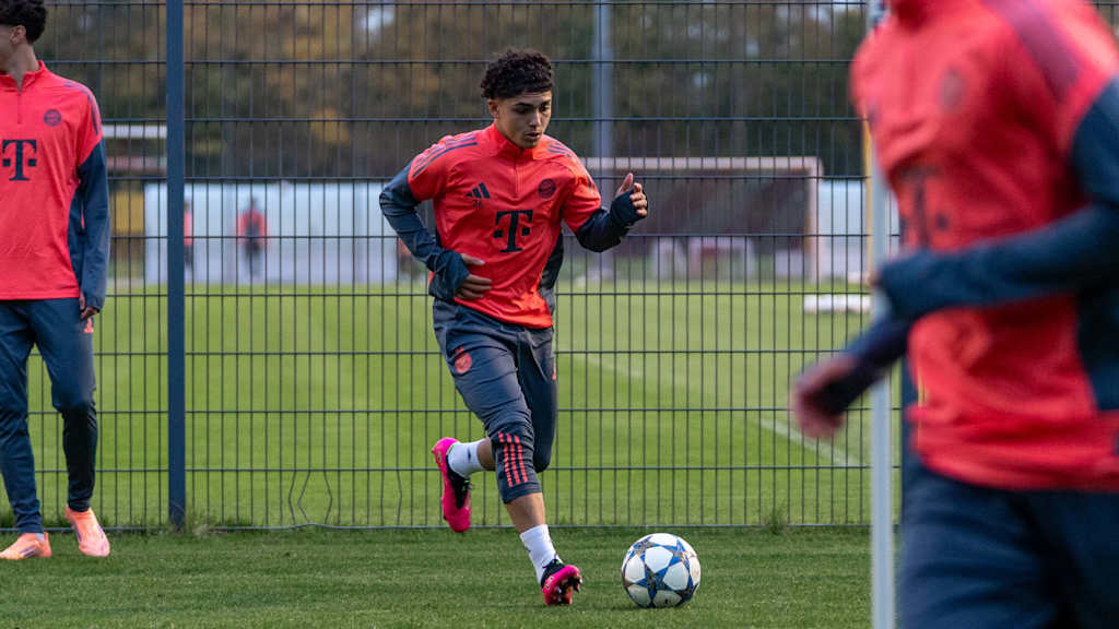 Jussef Nasrawe passt den Ball im Training der FC Bayern U19.