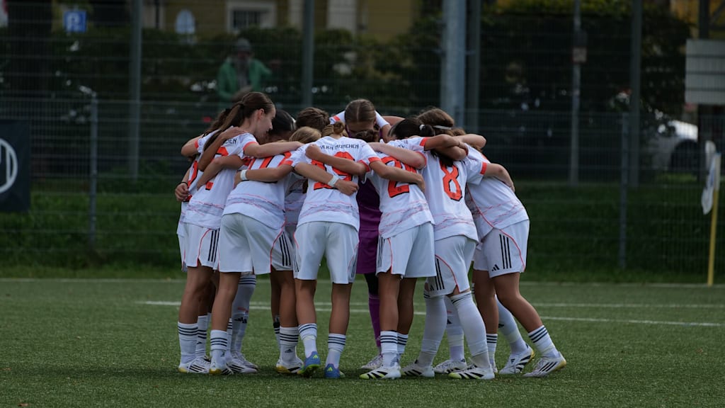 Die U15-Juniorinnen der FCB-Frauen stehen im Kreis zusammen.