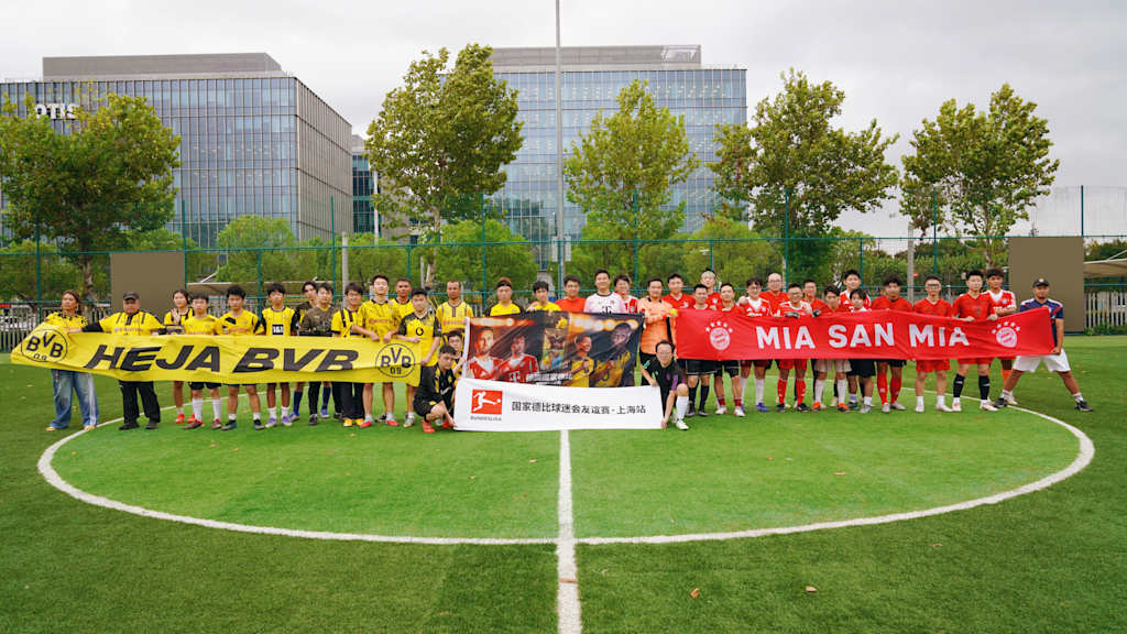 Auf einem Platz in Shanghai stehen sich die Fanclubs des FC Bayern und des BVB gegenüber.