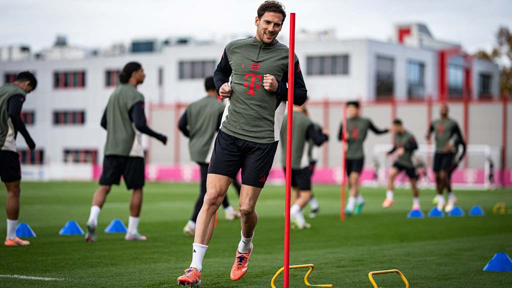 Leon Goretzka umkurvt eine Stange im Abschlusstraining des FC Bayern vor dem Spiel gegen Brügge