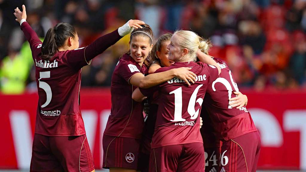 Die Frauen des 1. FC Nürnberg jubeln nach einem Tor