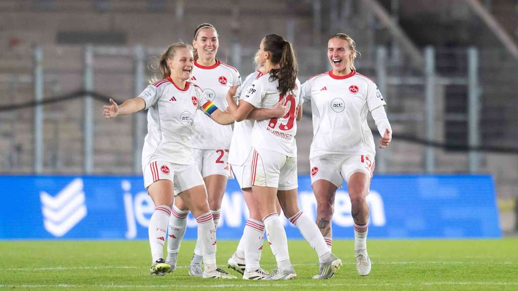 Die Frauen des 1. FC Nürnberg freuen und umarmen sich zum 3:1 Tor gegen Carl Zeiss Jena.