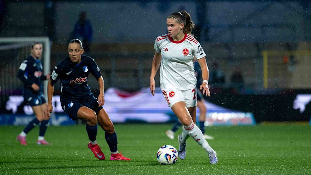 Beatrix Foerdos mit dem Ball am Fuß im Bundesligaspiel gegen die TSG Hoffenheim