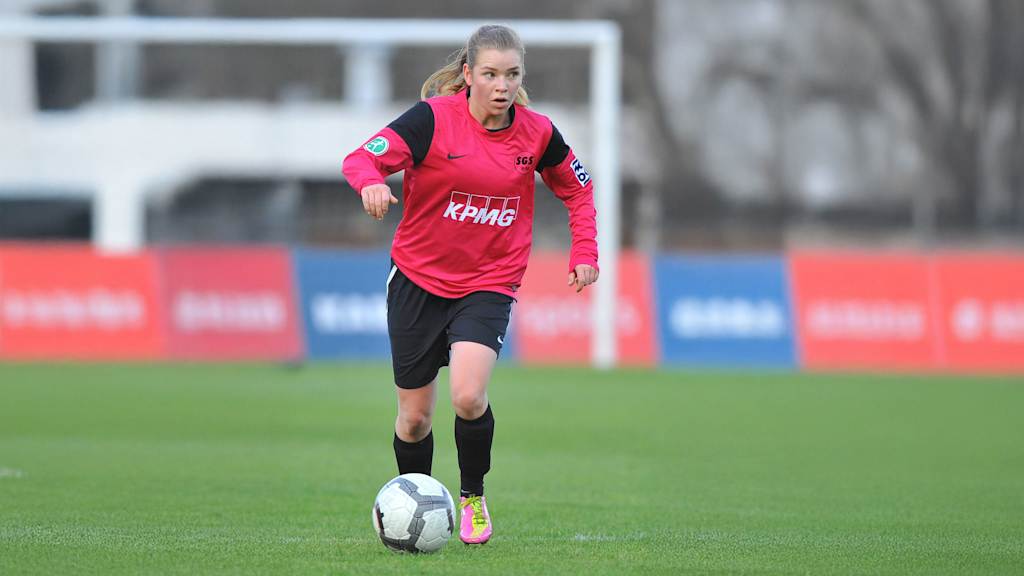 Linda Dallmann dribbelt mit dem Ball am Fuß.