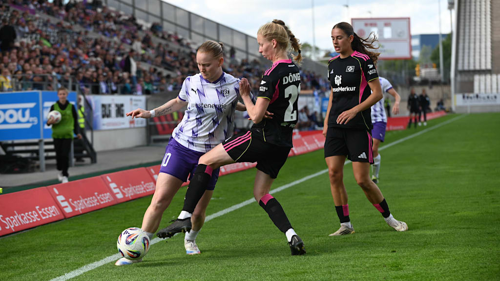 Essens Natasha Kowalski behauptet den Ball gegen zwei Gegenspielerinnen.