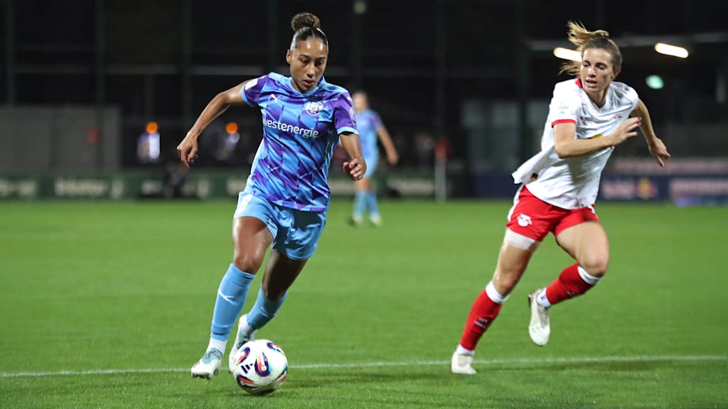 Vanessa Fürst dribbelt mit dem Ball.
