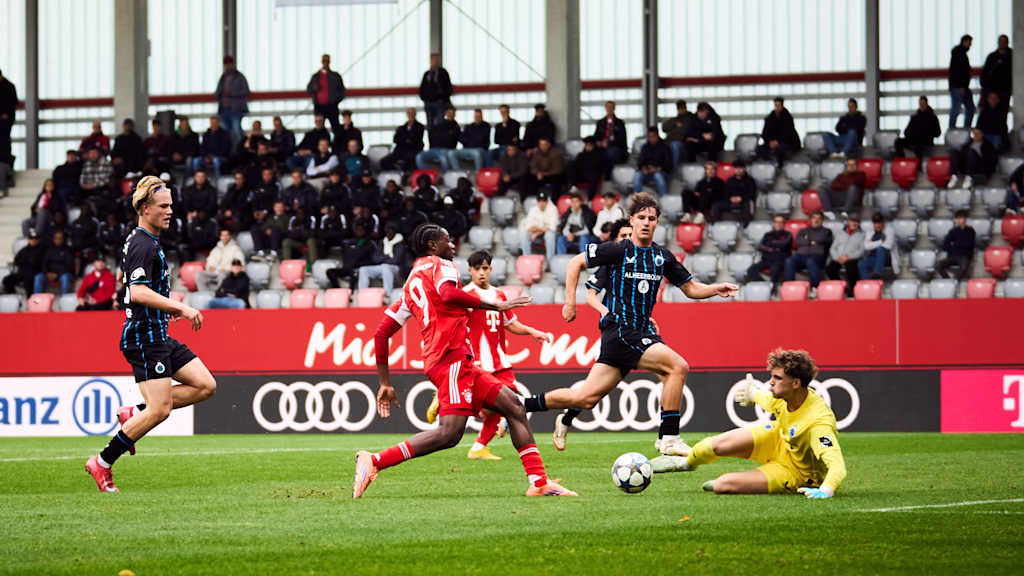 Frank Egwuatu verpasst den Ball knapp.
