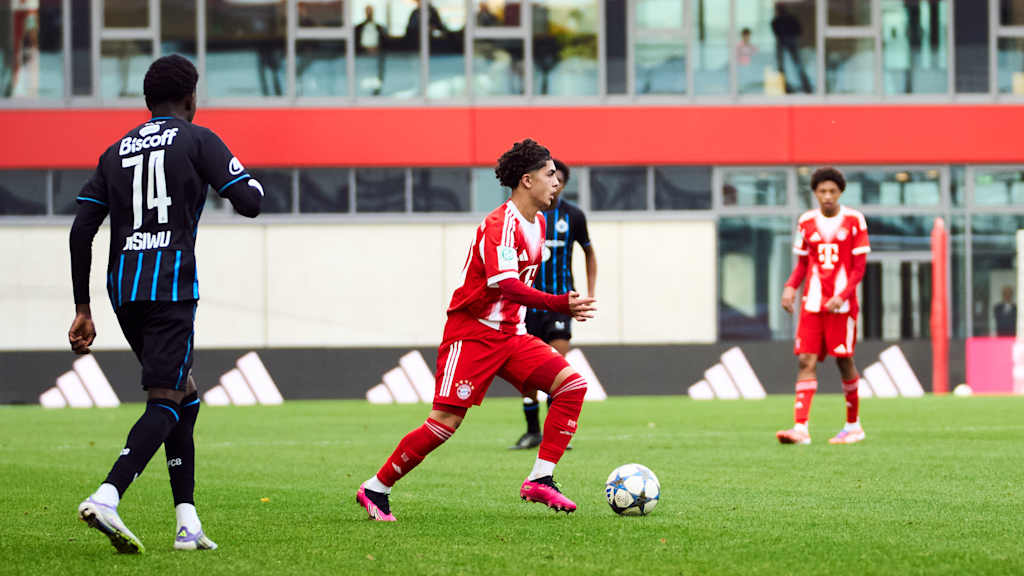 Jussef Nasrawe passt den Ball im Spiel der FC Bayern U19.